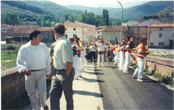 Los Danzantes en su recorrido a la Ermita